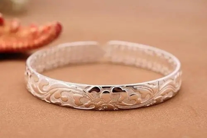 银饰店铺起名 卖银饰品起什么名字好(银饰店取名有创意的名字)