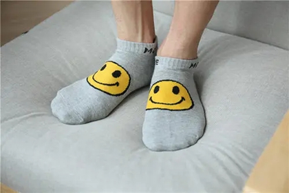 袜子店铺名字 卖袜子起什么店名好(好听的卖袜子店铺名字大全集)